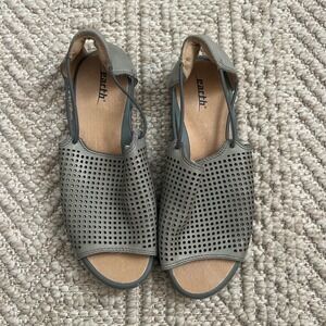 Earth Shoes Womens Grey Perforated Leather Slingback Sandals 7B Flat Open Toe